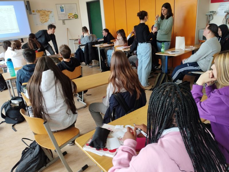 Treasure y Magalí en la CSO con el Erasmus+